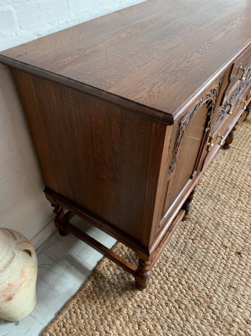 20TH CENTURY IPSWICH OAK SIDEBOARD - ADDITIONAL PHOTO 3