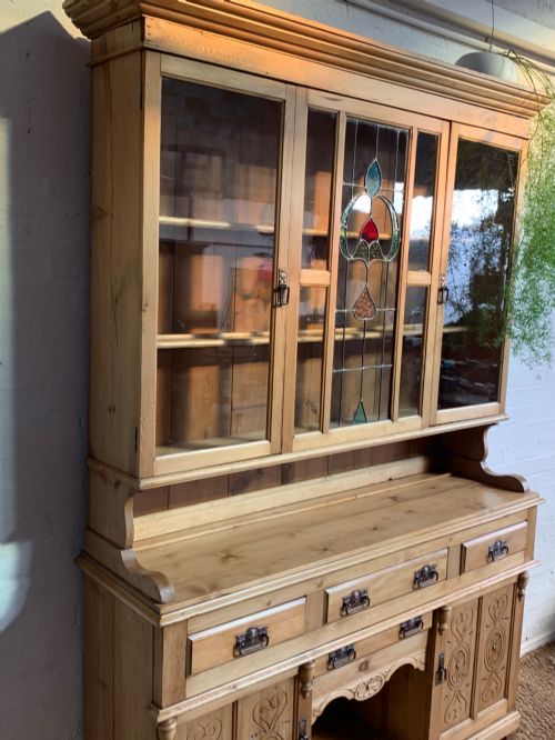 EARLY 20TH CENTURY PINE FARMHOUSE KITCHEN DRESSER HOUSEKEEPING CUPBOARD WITH LEADED STAINED GLASS HAND CARVED DOORS - ADDITIONAL PHOTO 1
