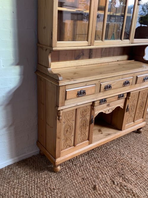 EARLY 20TH CENTURY PINE FARMHOUSE KITCHEN DRESSER HOUSEKEEPING CUPBOARD WITH LEADED STAINED GLASS HAND CARVED DOORS - ADDITIONAL PHOTO 2