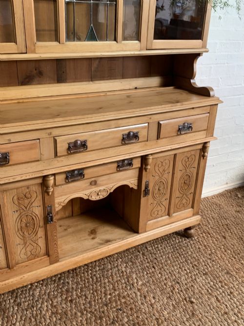 EARLY 20TH CENTURY PINE FARMHOUSE KITCHEN DRESSER HOUSEKEEPING CUPBOARD WITH LEADED STAINED GLASS HAND CARVED DOORS - ADDITIONAL PHOTO 3