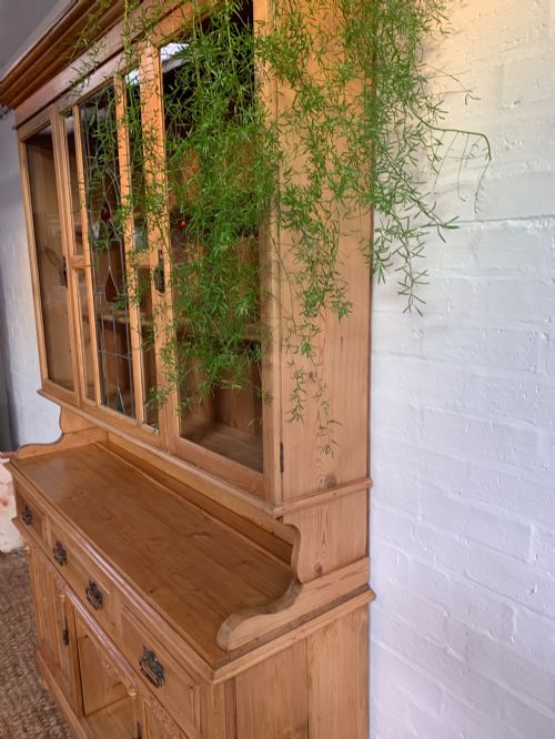 EARLY 20TH CENTURY PINE FARMHOUSE KITCHEN DRESSER HOUSEKEEPING CUPBOARD WITH LEADED STAINED GLASS HAND CARVED DOORS - ADDITIONAL PHOTO 4