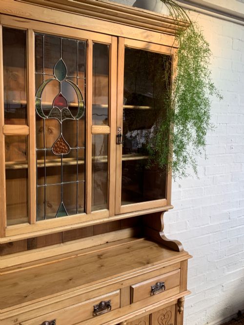 EARLY 20TH CENTURY PINE FARMHOUSE KITCHEN DRESSER HOUSEKEEPING CUPBOARD WITH LEADED STAINED GLASS HAND CARVED DOORS - ADDITIONAL PHOTO 5