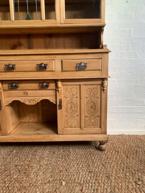 EARLY 20TH CENTURY PINE FARMHOUSE KITCHEN DRESSER HOUSEKEEPING CUPBOARD WITH LEADED STAINED GLASS HAND CARVED DOORS - ADDITIONAL PHOTO 6