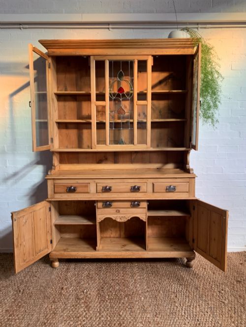 EARLY 20TH CENTURY PINE FARMHOUSE KITCHEN DRESSER HOUSEKEEPING CUPBOARD WITH LEADED STAINED GLASS HAND CARVED DOORS - ADDITIONAL PHOTO 7