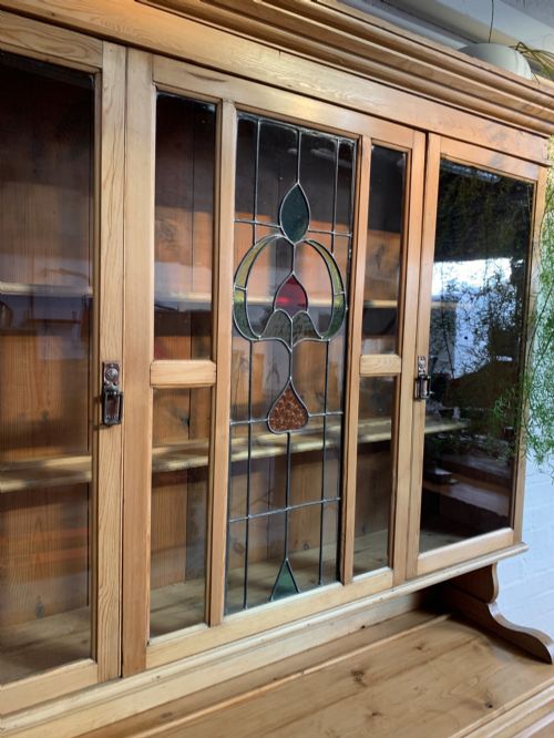 EARLY 20TH CENTURY PINE FARMHOUSE KITCHEN DRESSER HOUSEKEEPING CUPBOARD WITH LEADED STAINED GLASS HAND CARVED DOORS - ADDITIONAL PHOTO 8