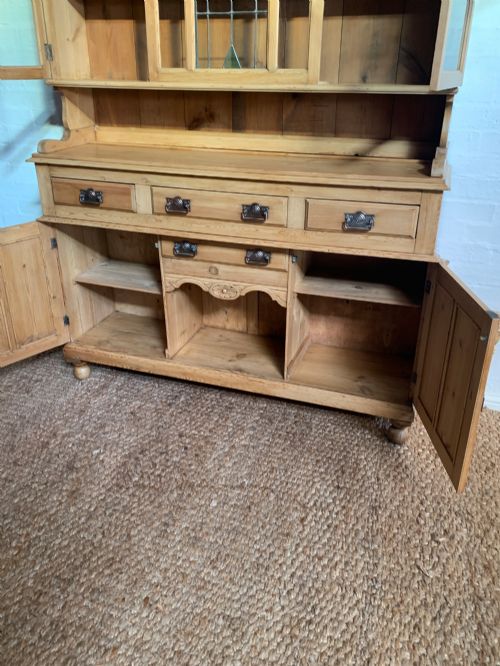 EARLY 20TH CENTURY PINE FARMHOUSE KITCHEN DRESSER HOUSEKEEPING CUPBOARD WITH LEADED STAINED GLASS HAND CARVED DOORS - ADDITIONAL PHOTO 9