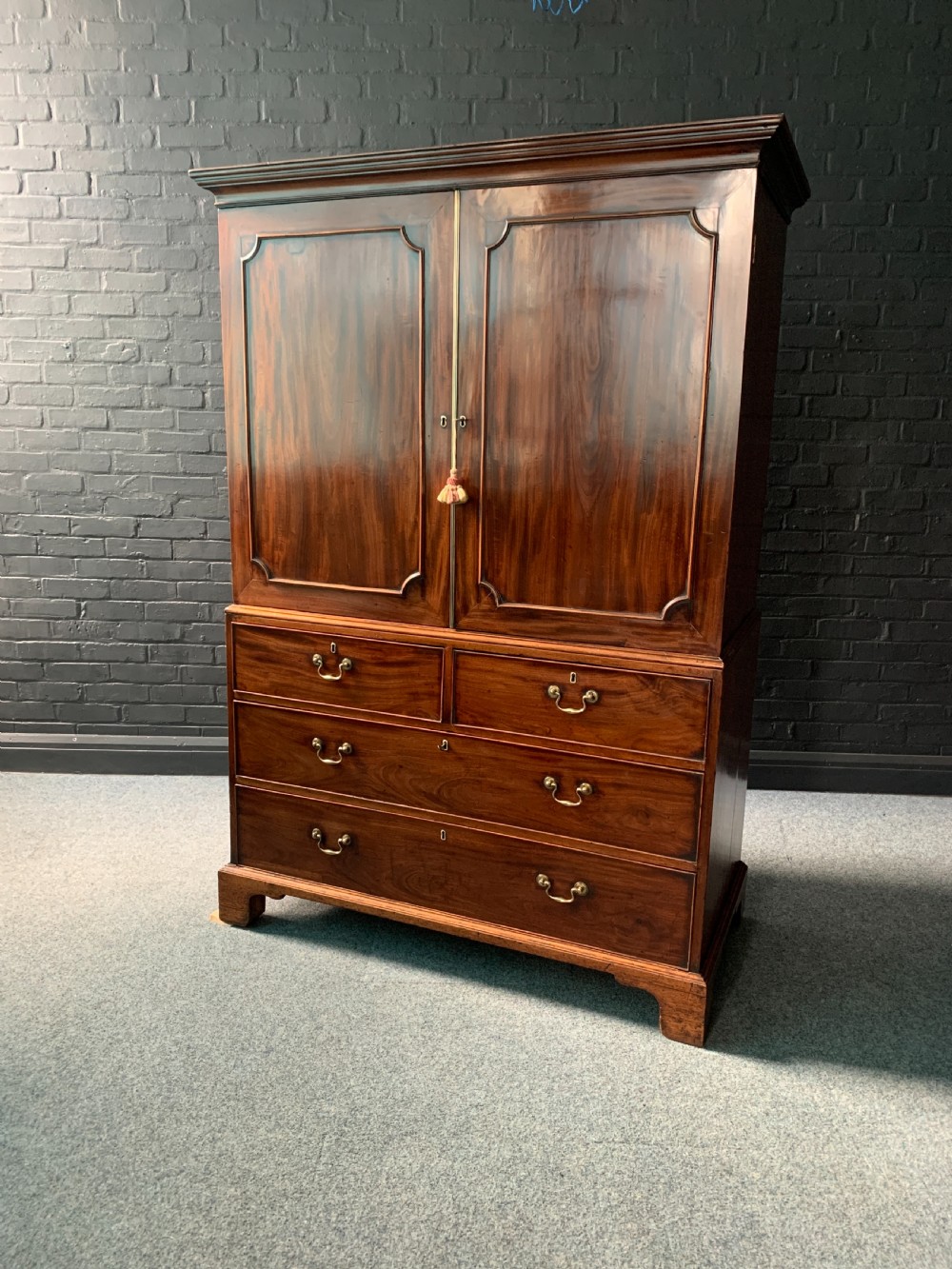 Fine George Period Mahogany Linen Press