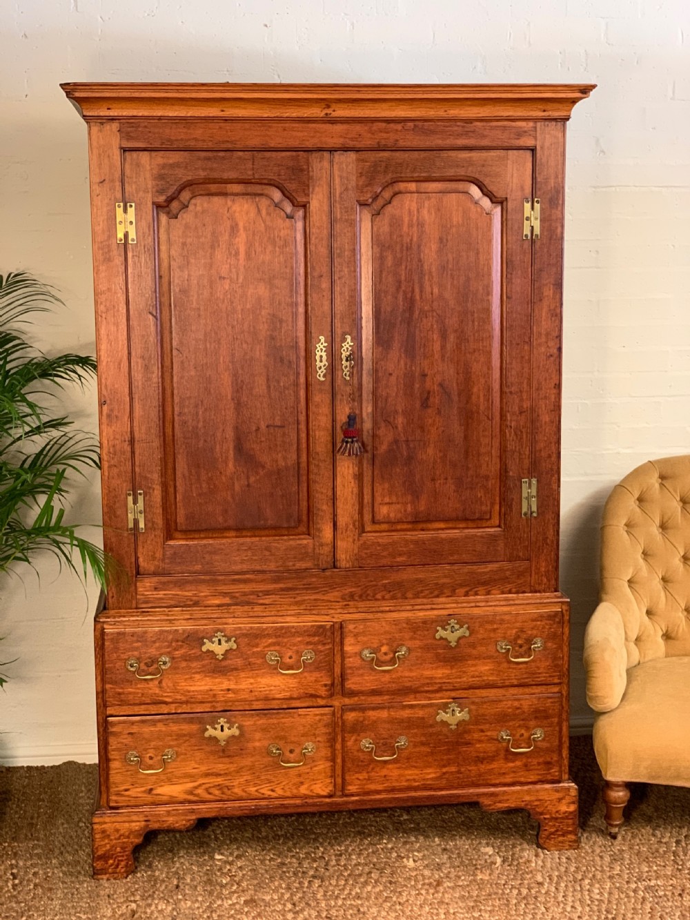 18th Century Oak Linen Press View X