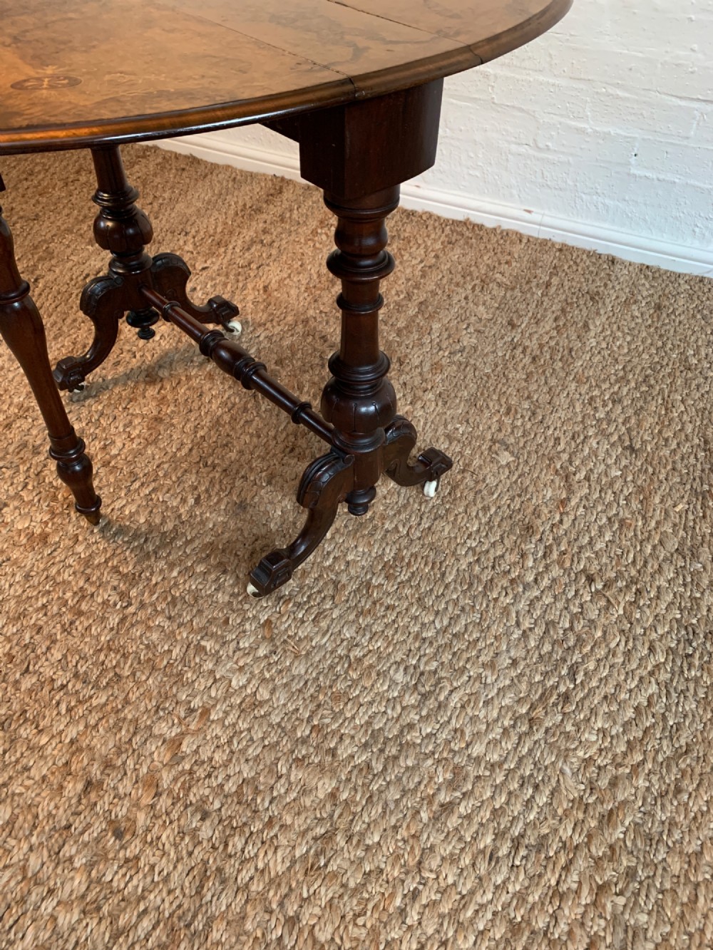 Elegant Victorian Burr Walnut Sutherland Table with Inlay View XI