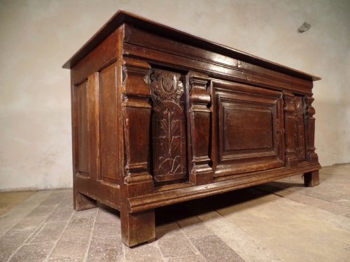 antique 17th century french coffer trunk - CATEGORY: ANTIQUE CHESTS - DATED 17TH CENTURY