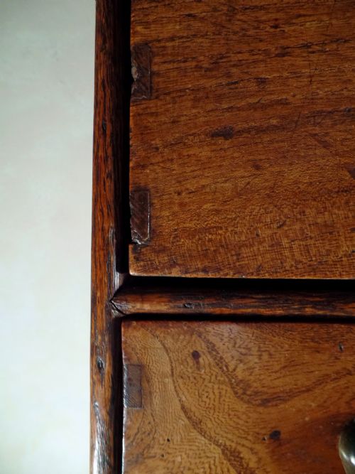 AN ANTIQUE WILLIAM MARY ELM CHEST OF DRAWERS COUNTY HONEST DOVETAIL BEDROOM - ADDITIONAL PHOTO 5