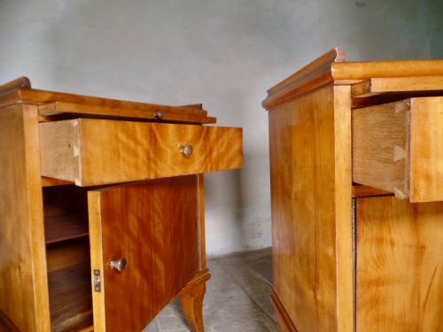 A PAIR OF SATIN BIRCH BIEDERMEIER BEDSIDE CABINETS WITH DRAWERS - ADDITIONAL PHOTO 1