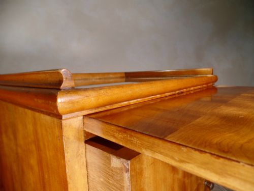 A PAIR OF SATIN BIRCH BIEDERMEIER BEDSIDE CABINETS WITH DRAWERS - ADDITIONAL PHOTO 3