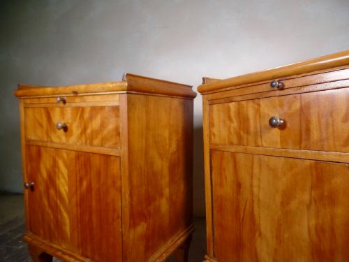 A PAIR OF SATIN BIRCH BIEDERMEIER BEDSIDE CABINETS WITH DRAWERS - ADDITIONAL PHOTO 5