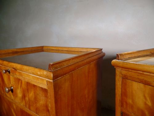 A PAIR OF SATIN BIRCH BIEDERMEIER BEDSIDE CABINETS WITH DRAWERS - ADDITIONAL PHOTO 6