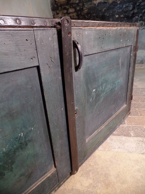 ANTIQUE IRON BOUND WW2 CAMPAIGN MILITARY CHEST TRUNK - ADDITIONAL PHOTO 2