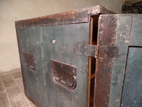 ANTIQUE IRON BOUND WW2 CAMPAIGN MILITARY CHEST TRUNK - ADDITIONAL PHOTO 4