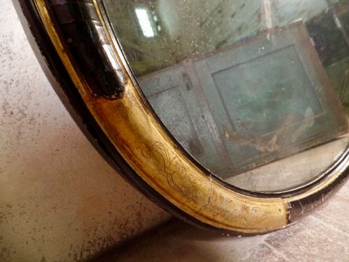AN ANTIQUE VICTORIAN GILT EBONISED OVAL WALL MIRROR FOXING - ADDITIONAL PHOTO 1