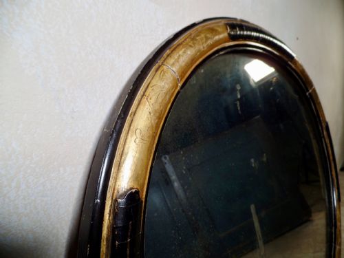 AN ANTIQUE VICTORIAN GILT EBONISED OVAL WALL MIRROR FOXING - ADDITIONAL PHOTO 2