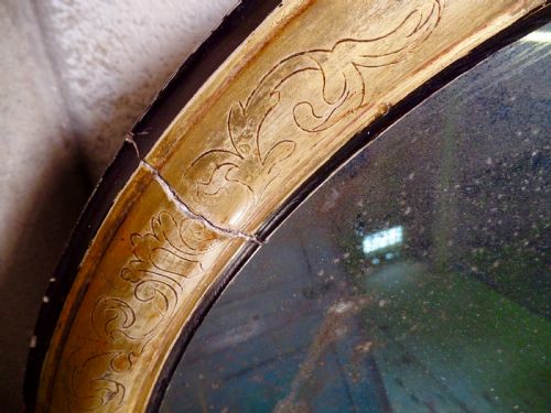 AN ANTIQUE VICTORIAN GILT EBONISED OVAL WALL MIRROR FOXING - ADDITIONAL PHOTO 3