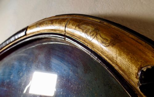 AN ANTIQUE VICTORIAN GILT EBONISED OVAL WALL MIRROR FOXING - ADDITIONAL PHOTO 4