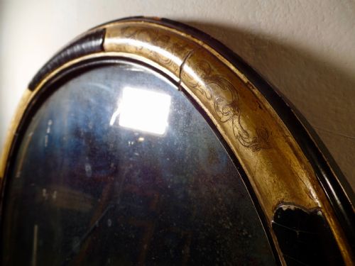 AN ANTIQUE VICTORIAN GILT EBONISED OVAL WALL MIRROR FOXING - ADDITIONAL PHOTO 5