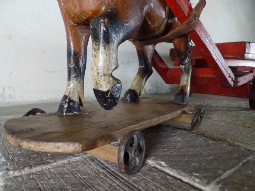 A DECORATIVE ANTIQUE 19TH CENTURY PAINTED POLYCHROME FOLK CARVED PULL HORSE TOY - ADDITIONAL PHOTO 4