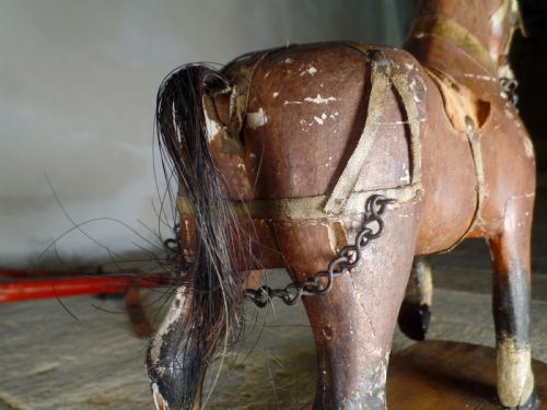 A DECORATIVE ANTIQUE 19TH CENTURY PAINTED POLYCHROME FOLK CARVED PULL HORSE TOY - ADDITIONAL PHOTO 12