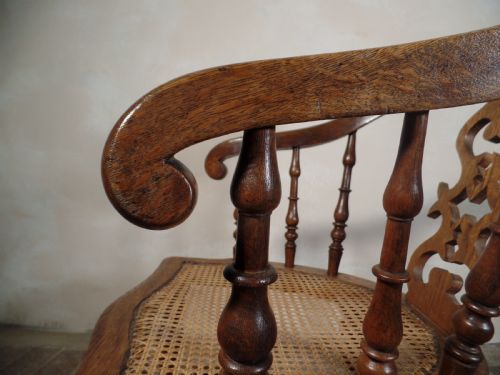 A PAIR OF ANTIQUE OAK SCROLL CAPTAINS SMOKER BOW ARM CHAIRS WITH BERGERE SEAT - ADDITIONAL PHOTO 1