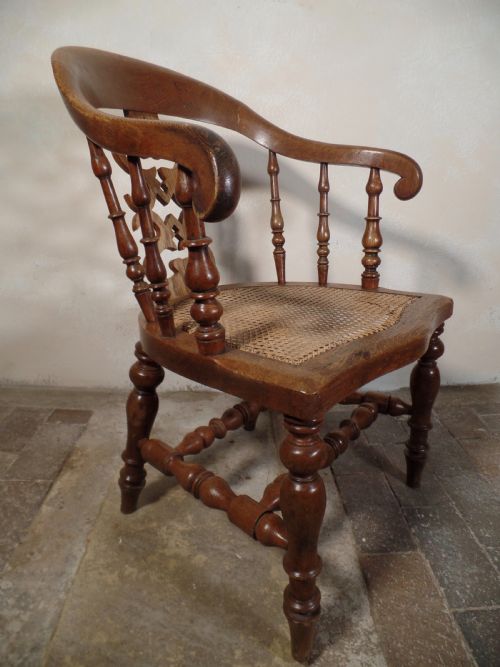 A PAIR OF ANTIQUE OAK SCROLL CAPTAINS SMOKER BOW ARM CHAIRS WITH BERGERE SEAT - ADDITIONAL PHOTO 3