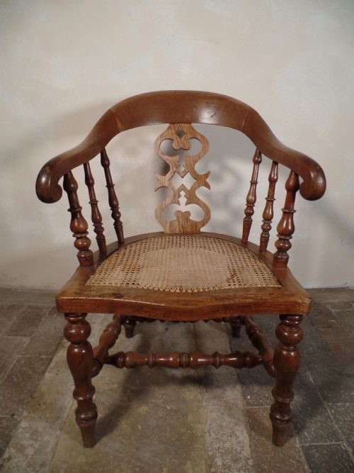 A PAIR OF ANTIQUE OAK SCROLL CAPTAINS SMOKER BOW ARM CHAIRS WITH BERGERE SEAT - ADDITIONAL PHOTO 4