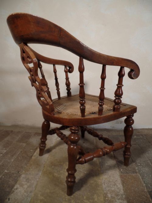 A PAIR OF ANTIQUE OAK SCROLL CAPTAINS SMOKER BOW ARM CHAIRS WITH BERGERE SEAT - ADDITIONAL PHOTO 5