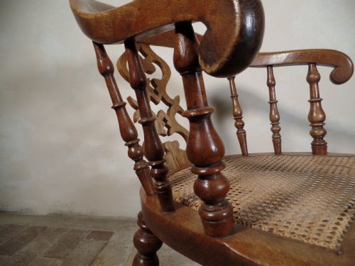 A PAIR OF ANTIQUE OAK SCROLL CAPTAINS SMOKER BOW ARM CHAIRS WITH BERGERE SEAT - ADDITIONAL PHOTO 11