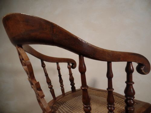 A PAIR OF ANTIQUE OAK SCROLL CAPTAINS SMOKER BOW ARM CHAIRS WITH BERGERE SEAT - ADDITIONAL PHOTO 12