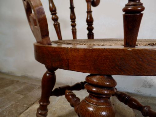 A PAIR OF ANTIQUE OAK SCROLL CAPTAINS SMOKER BOW ARM CHAIRS WITH BERGERE SEAT - ADDITIONAL PHOTO 13