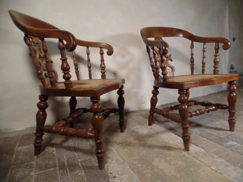 A PAIR OF ANTIQUE OAK SCROLL CAPTAINS SMOKER BOW ARM CHAIRS WITH BERGERE SEAT - ADDITIONAL PHOTO 15