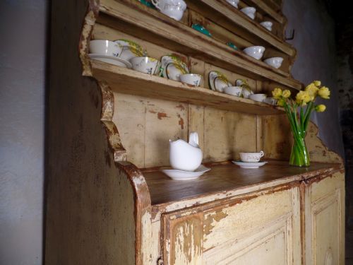 ANTIQUE 18TH CENTURY IRISH DRESSER C1790 WITH ORIGINAL YELLOW PAINT PLATE RACK - ADDITIONAL PHOTO 3
