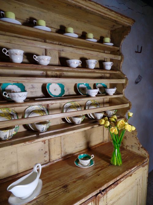 ANTIQUE 18TH CENTURY IRISH DRESSER C1790 WITH ORIGINAL YELLOW PAINT PLATE RACK - ADDITIONAL PHOTO 5