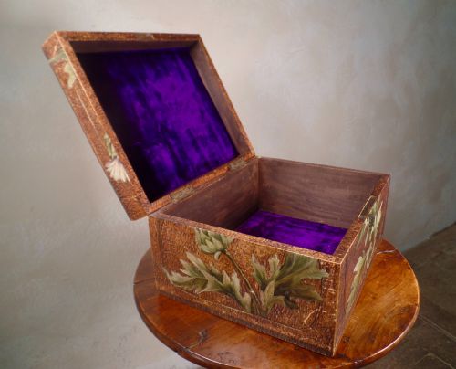 ANTIQUE 19TH CENTURY HAND PAINTED SCOTTISH ADZED THISTLES TABLE BOX WOODEN - ADDITIONAL PHOTO 2