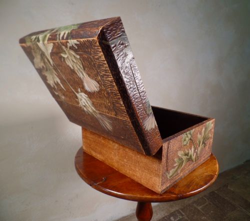 ANTIQUE 19TH CENTURY HAND PAINTED SCOTTISH ADZED THISTLES TABLE BOX WOODEN - ADDITIONAL PHOTO 5