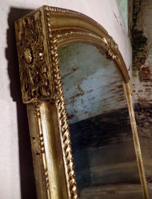 AN ANTIQUE VICTORIAN EXCEPTIONALLY LARGE GILT OVERMANTEL MIRROR FRAME FOXING C1840 - ADDITIONAL PHOTO 6