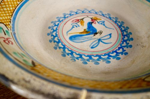 A SPANISH TIN GLAZE BOWL WITH BIRD DECORATION - ADDITIONAL PHOTO 2