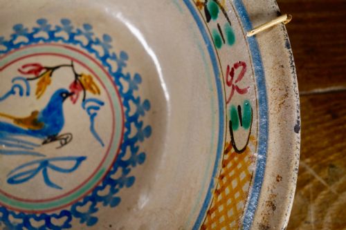 A SPANISH TIN GLAZE BOWL WITH BIRD DECORATION - ADDITIONAL PHOTO 3