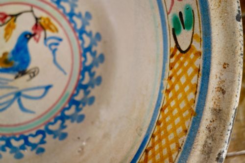 A SPANISH TIN GLAZE BOWL WITH BIRD DECORATION - ADDITIONAL PHOTO 4