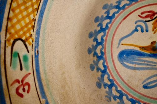A SPANISH TIN GLAZE BOWL WITH BIRD DECORATION - ADDITIONAL PHOTO 5