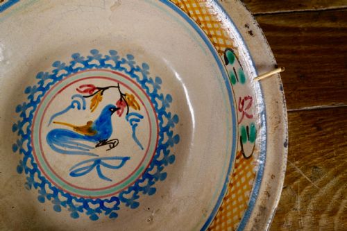 A SPANISH TIN GLAZE BOWL WITH BIRD DECORATION - ADDITIONAL PHOTO 9