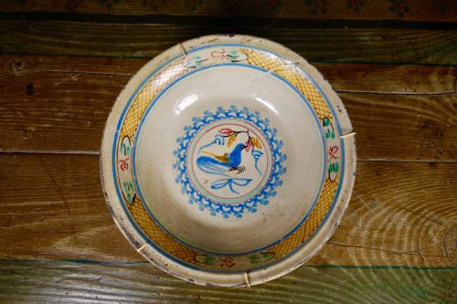 a spanish tin glaze bowl with bird decoration - CATEGORY: ANTIQUE CERAMICS - DATED 1900