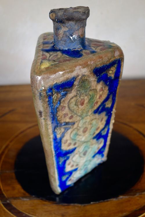 AN ANTIQUE LARGE TRIANGULAR PERSIAN VASE - ADDITIONAL PHOTO 1