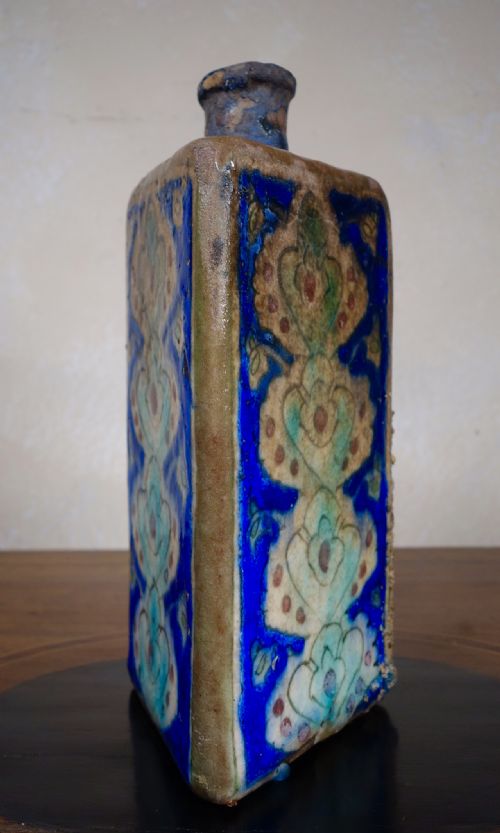 AN ANTIQUE LARGE TRIANGULAR PERSIAN VASE - ADDITIONAL PHOTO 5