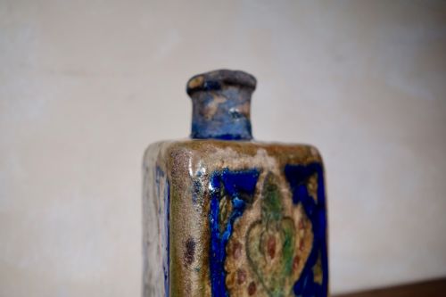 AN ANTIQUE LARGE TRIANGULAR PERSIAN VASE - ADDITIONAL PHOTO 6